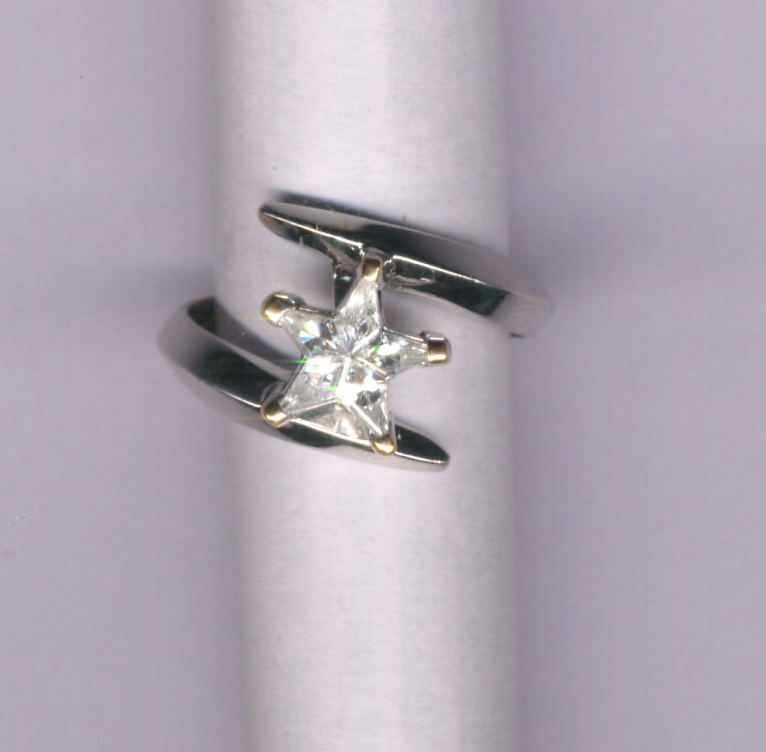 Beautiful 18 Kt Gold  Natural Diamond Ring